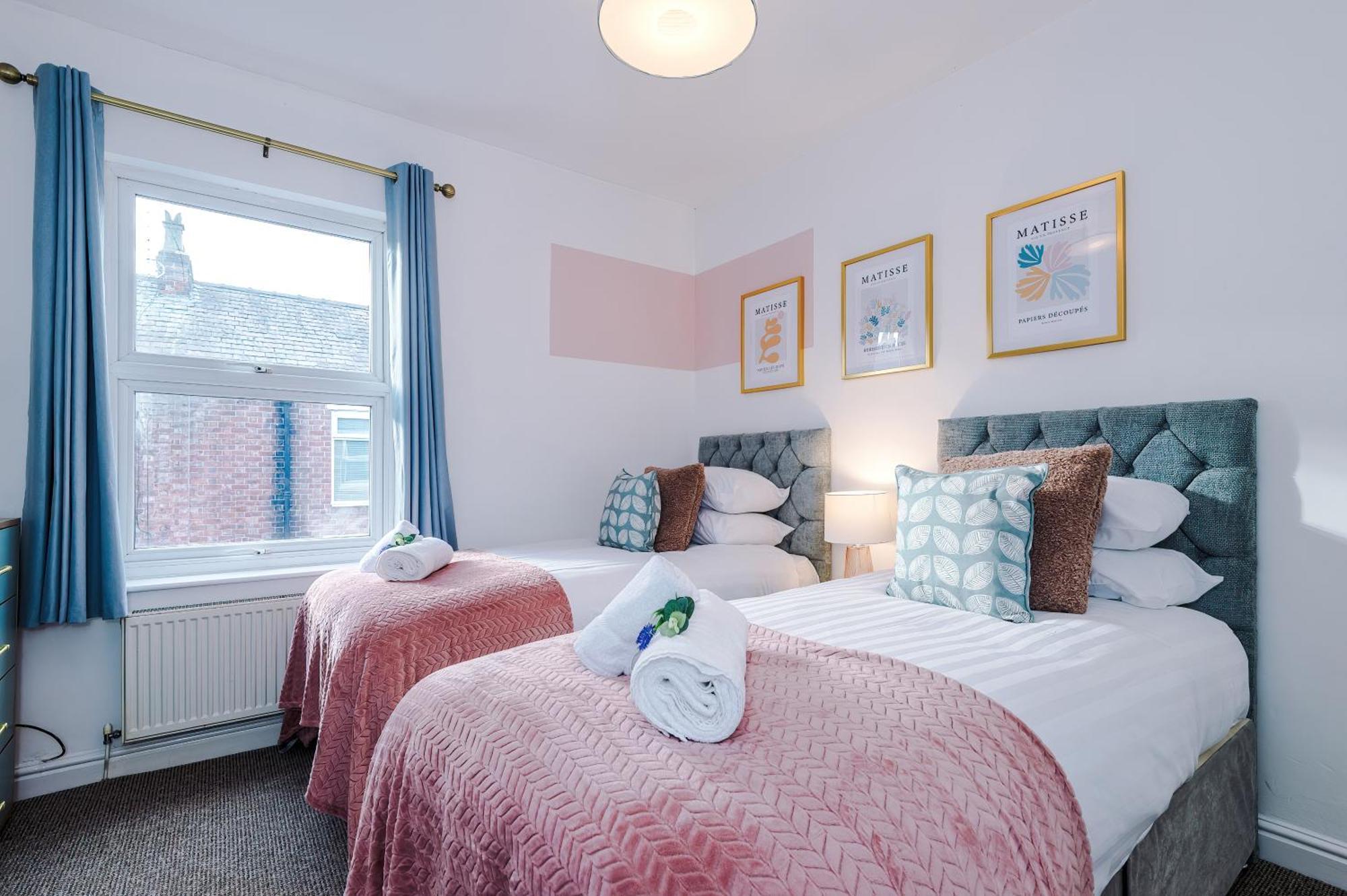 New! Spacious 2-Bed Home In Chester City-Centre By 53 Degrees Property, Ideal For Couples & Small Groups, Great Location - Sleeps 5 מראה חיצוני תמונה