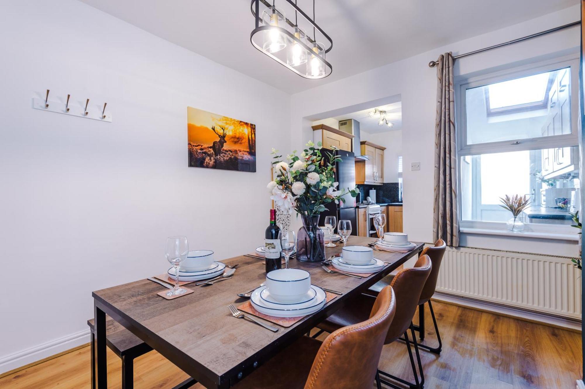New! Spacious 2-Bed Home In Chester City-Centre By 53 Degrees Property, Ideal For Couples & Small Groups, Great Location - Sleeps 5 מראה חיצוני תמונה