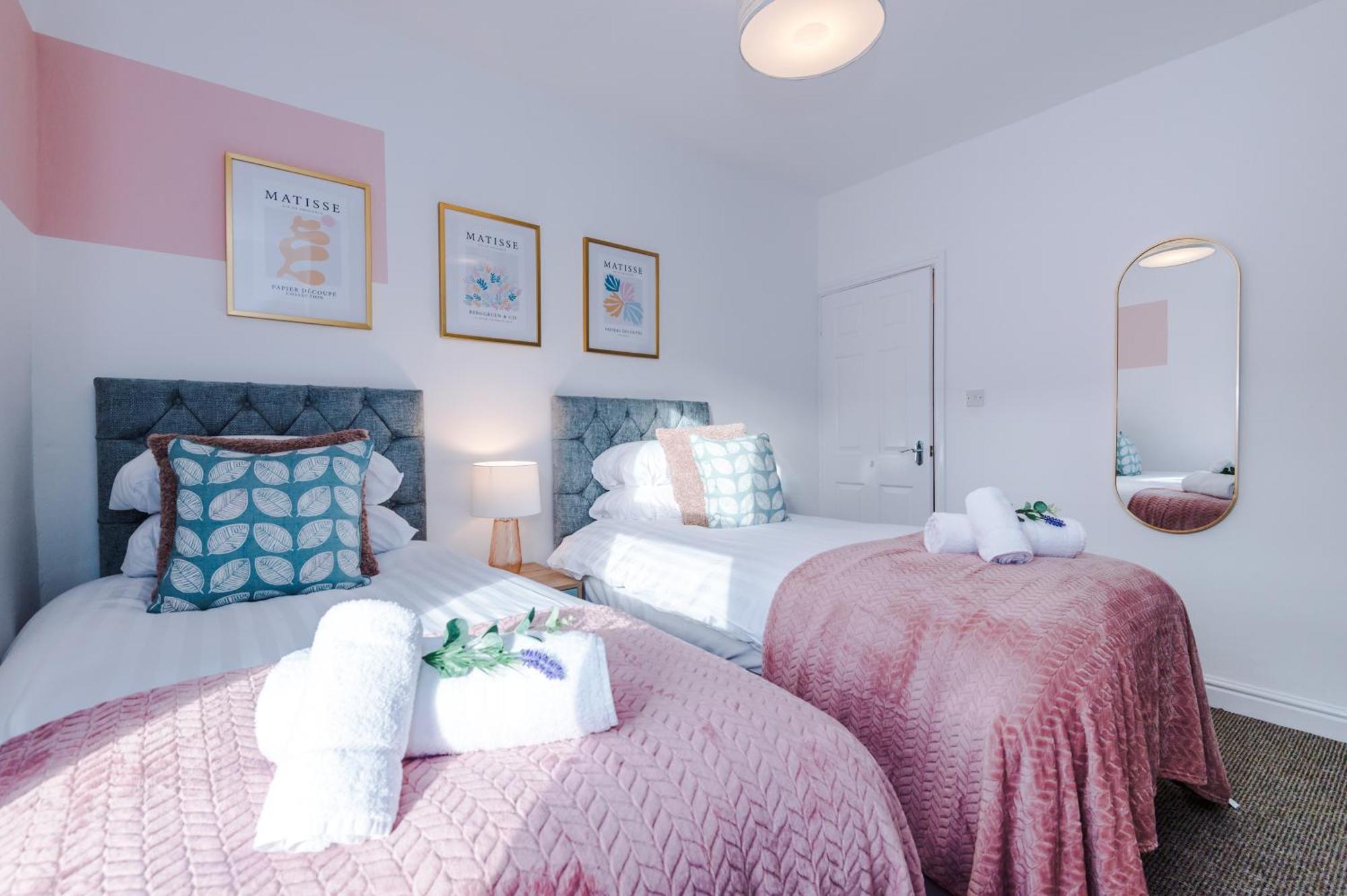 New! Spacious 2-Bed Home In Chester City-Centre By 53 Degrees Property, Ideal For Couples & Small Groups, Great Location - Sleeps 5 מראה חיצוני תמונה