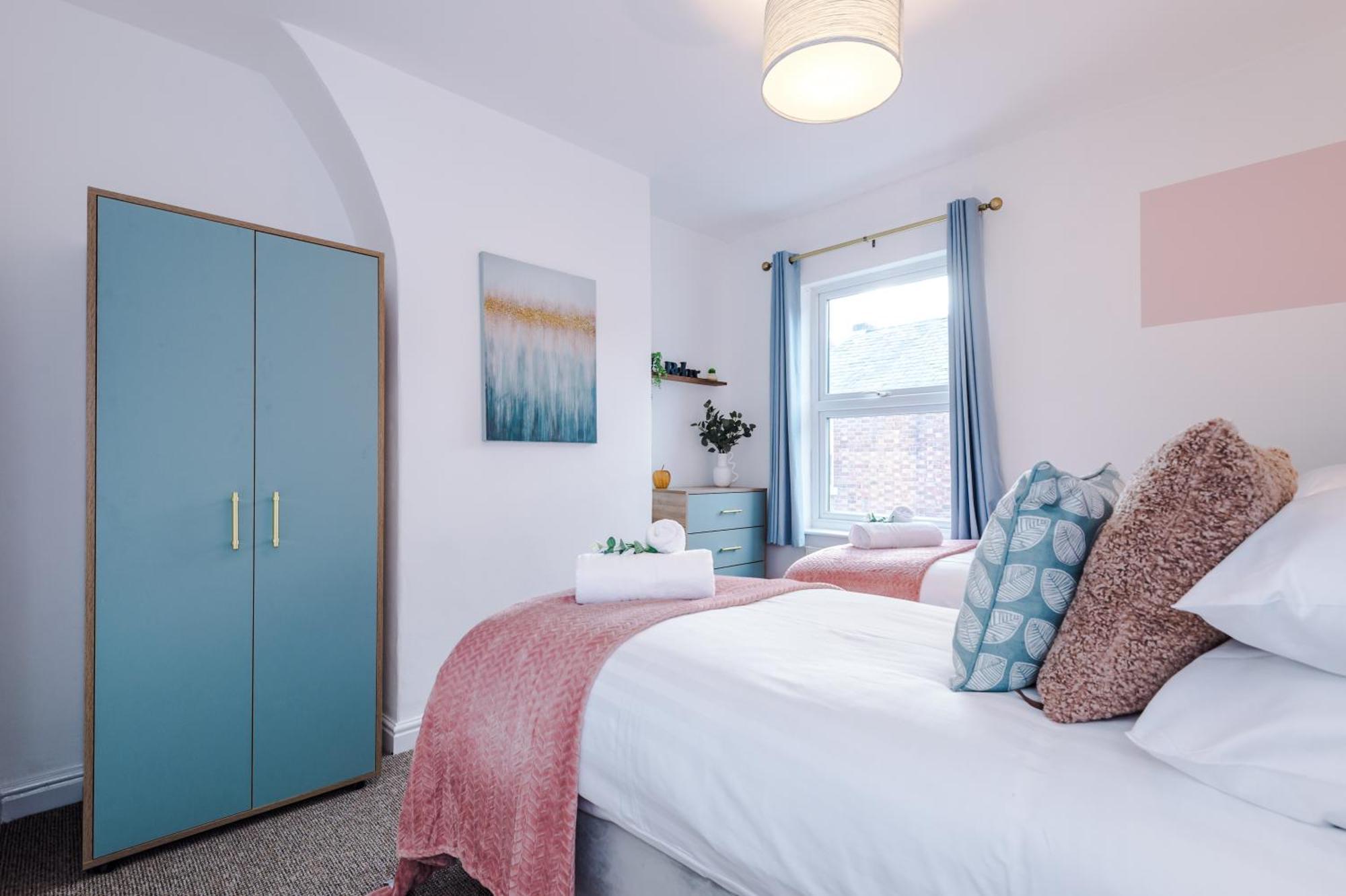 New! Spacious 2-Bed Home In Chester City-Centre By 53 Degrees Property, Ideal For Couples & Small Groups, Great Location - Sleeps 5 מראה חיצוני תמונה